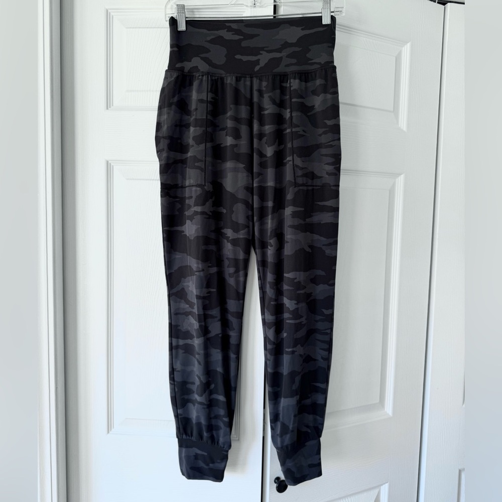 Athleta salutation jogger in dark black camo size small‎